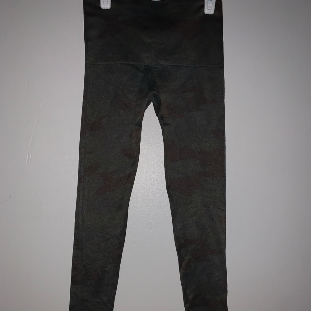 Super cute, camo leggings